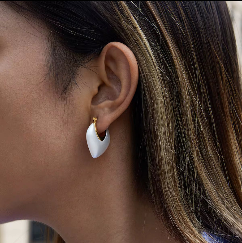 Elegant Classic 18K Gold Plated Chunky Thread Horseshoe Hoop Earrings with White Resin Pearl