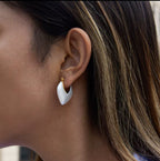 Elegant Classic 18K Gold Plated Chunky Thread Horseshoe Hoop Earrings with White Resin Pearl