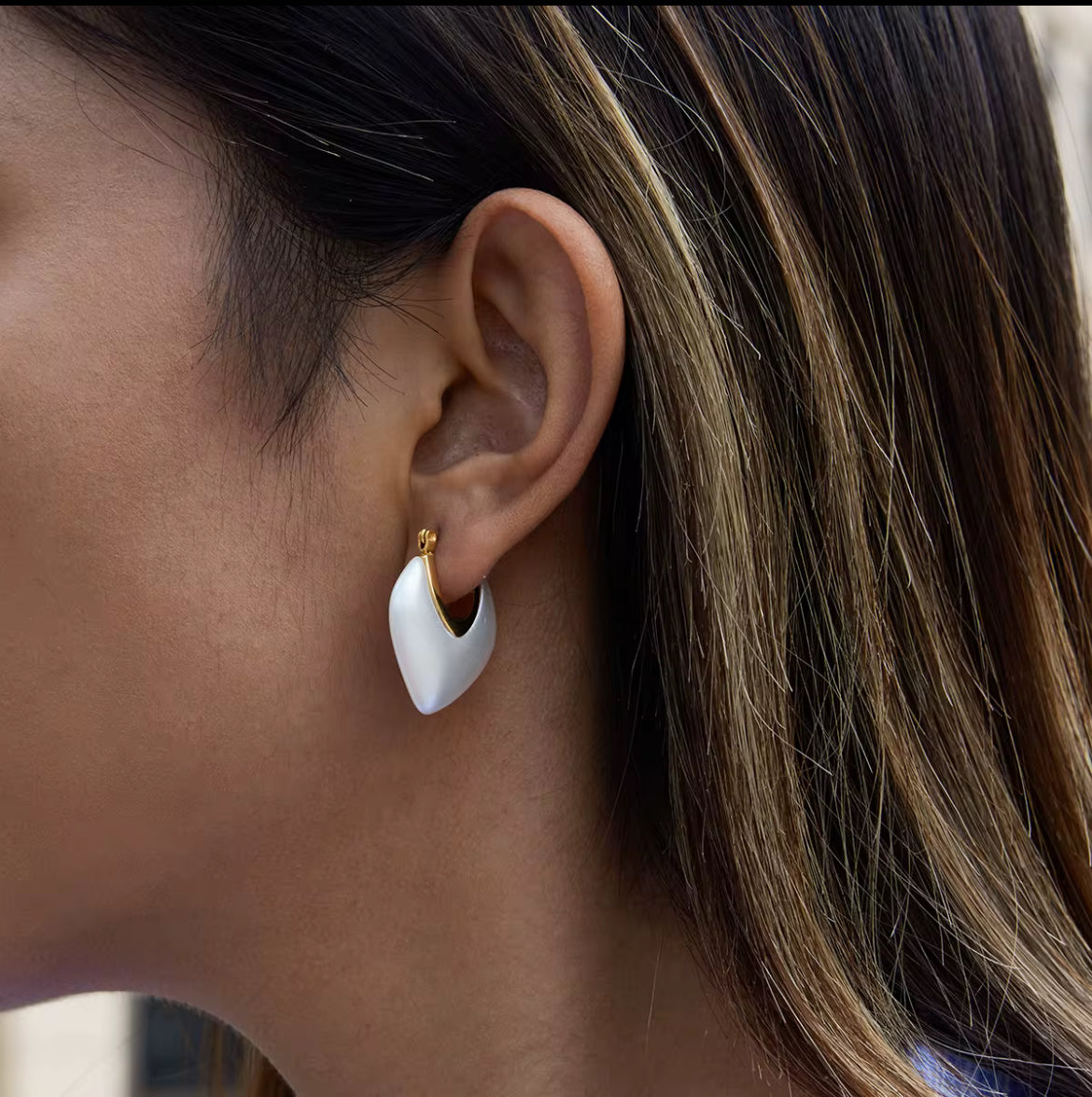 Elegant Classic 18K Gold Plated Chunky Thread Horseshoe Hoop Earrings with White Resin Pearl