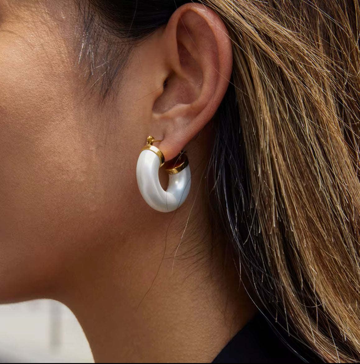 Elegant Classic 18K Gold Plated Chunky Thread Horseshoe Hoop Earrings with White Resin Pearl