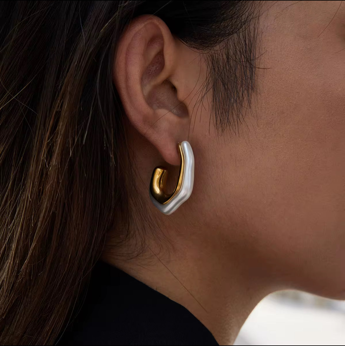 Elegant Classic 18K Gold Plated Chunky Thread Horseshoe Hoop Earrings with White Resin Pearl