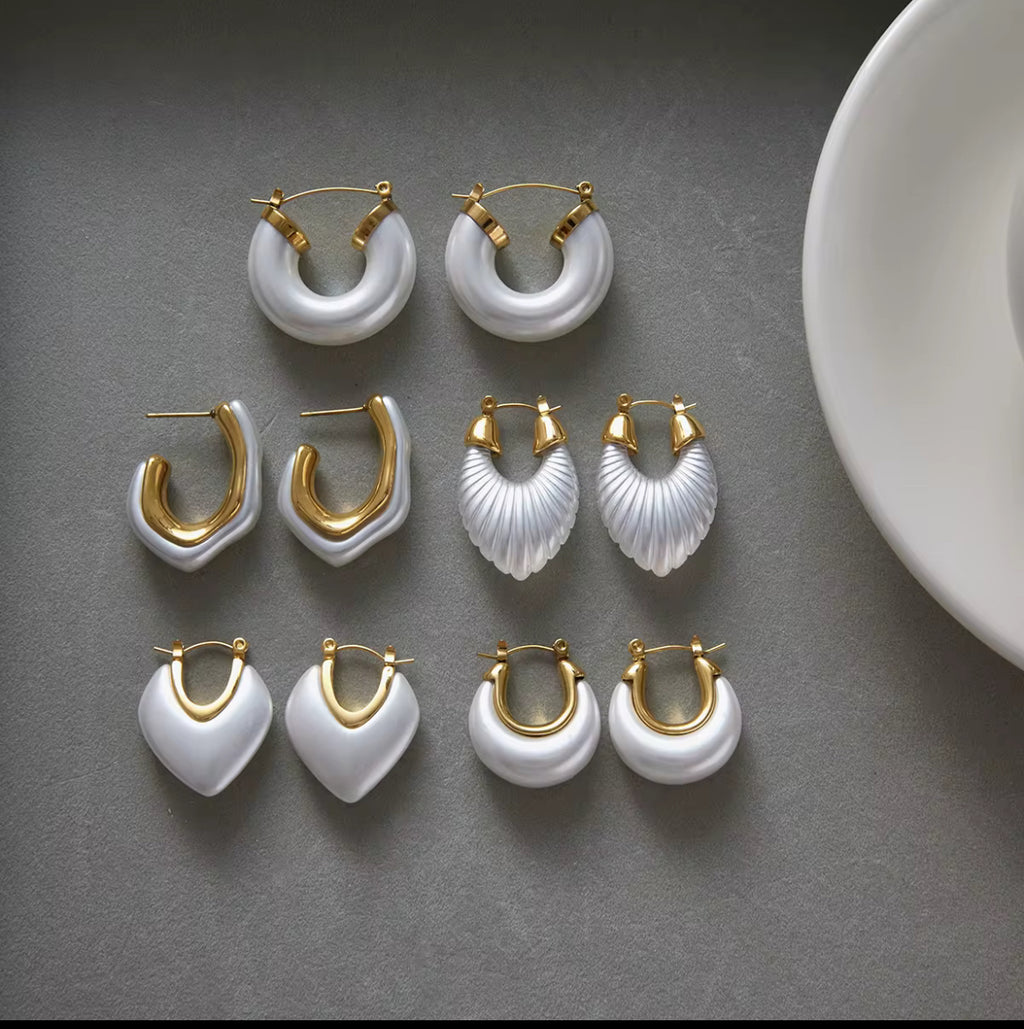 Elegant Classic 18K Gold Plated Chunky Thread Horseshoe Hoop Earrings with White Resin Pearl